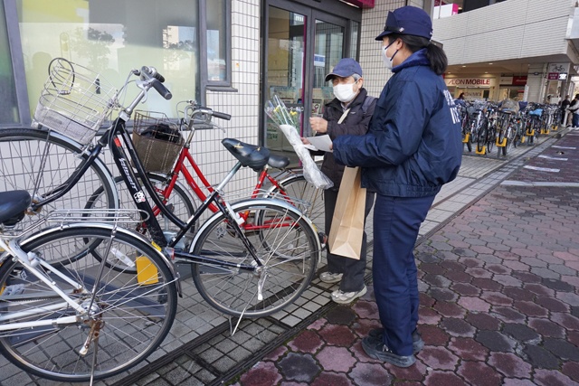 駐輪場以外の場所に停めないで　近江八幡駅前で啓発実施