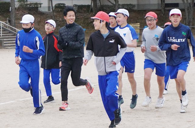 駒沢大箱根駅伝活躍の安原さん 母校の布引小学校を訪問