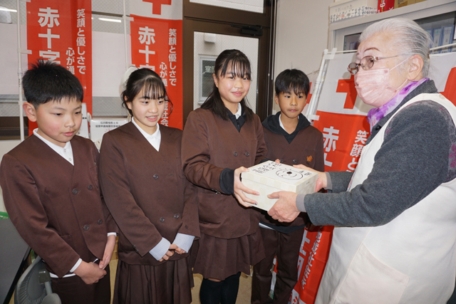 能登川西小の児童が義援金募る