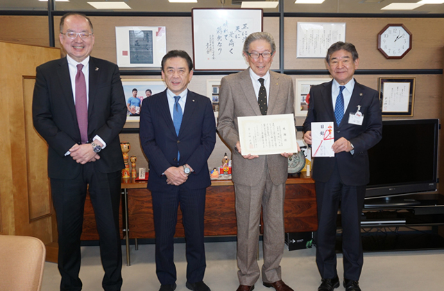 関西ゴルフ連盟が協賛金をゴルフ会場の東近江市へ贈る