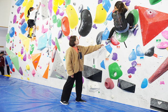 東京五輪銅メダリスト野口啓代さん講師にボルダリング体験教室を開催