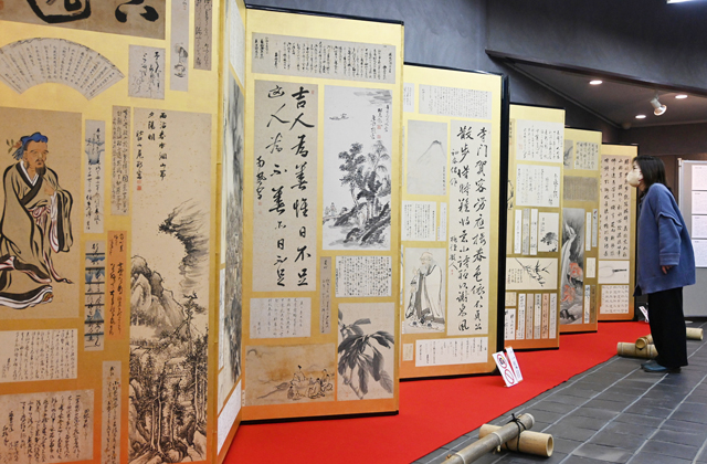 豪華な六曲四隻　蒲生郡古墨張り混ぜ屏風