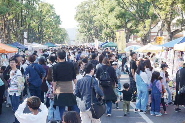 二五八祭など多くの人出