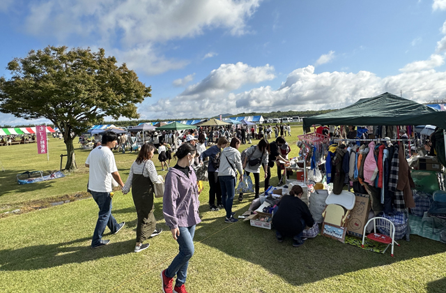 音楽ステージや模擬店いっぱい