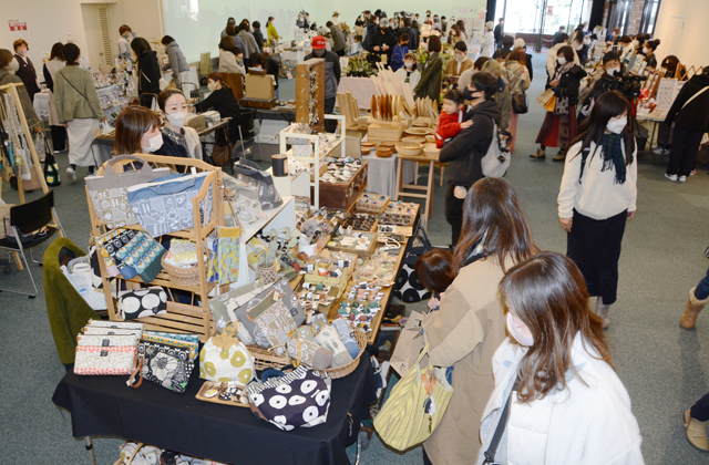 作品との出合いを創出　文芸会館でものづくり展