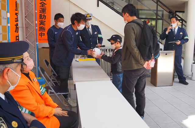 元プロサッカー選手の望月兄弟が参加 竜王町で交通安全啓発