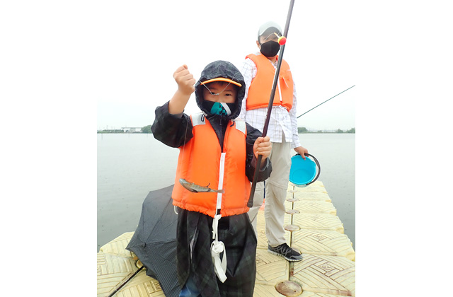 伊庭内湖の保全に一役 外来魚駆除釣り