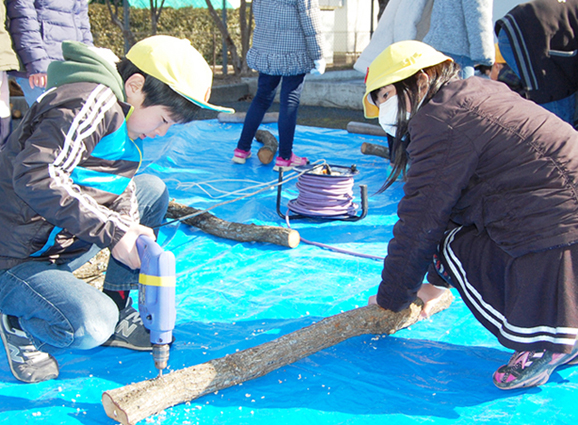 山の子環境生かして　しいたけの菌打ち体験