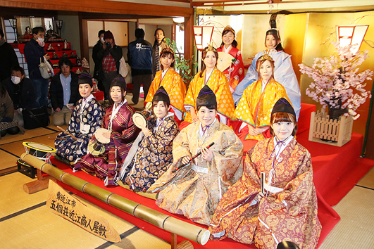 東近江市の魅力や情報を発信「にんげん雛」県外で初披露