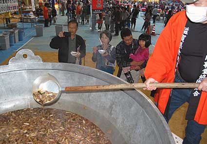 大きな牛鍋に人気 県内外から約5千人