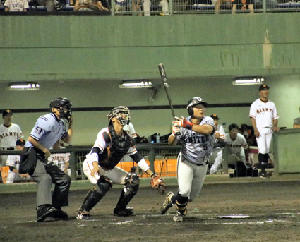 湖東の空にホームランと花火
