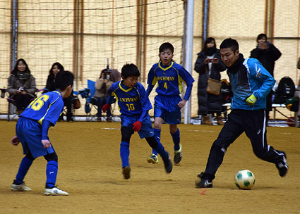 プロ選手招いてサッカー教室　サッカー少年約150人参加