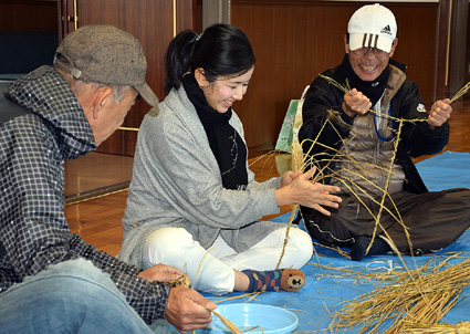 迎春準備楽しむ しめ縄づくり