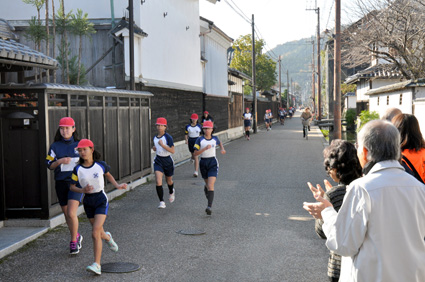 13年ぶり校内マラソン大会 歴史あるまち並を激走