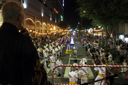 暑い夜を熱い祭が吹き飛ばす