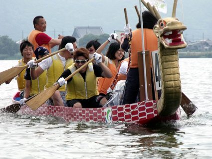 第10回ドラゴンカヌー大会　真夏の湖上に弾ける水しぶき