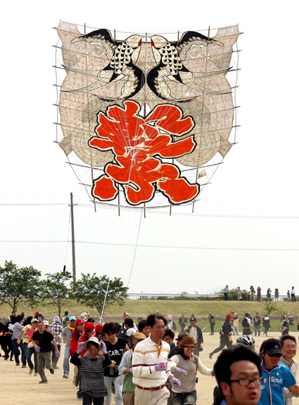 夢や復興の願い札大空へ