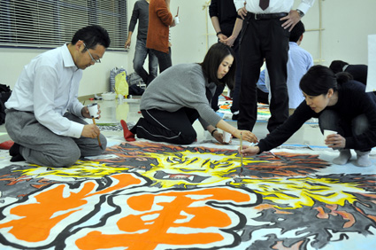 コンテスト入賞めざしてミニ大凧制作講習会