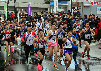 98チームが寒路を疾走