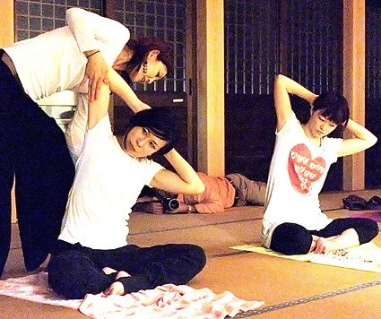 自分と向き合う「てらヨガ」開催