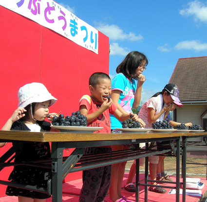 あま～いブドウにほっぺ膨らむ