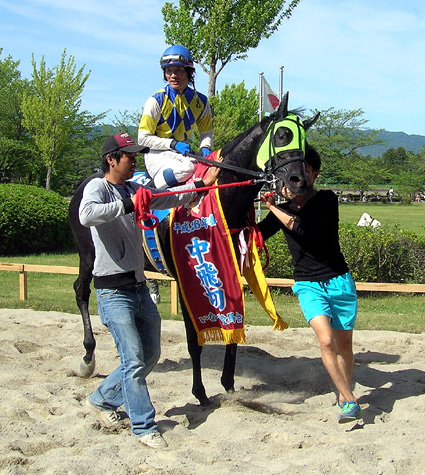 目の前を砂煙あげて疾走