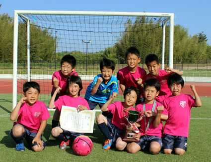 ちびっ子12チームがのびのびプレー