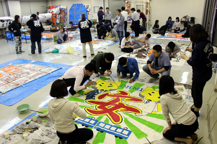 ミニ大凧も次々と完成