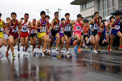 雨にも負けず力走する高校生ランナーたち