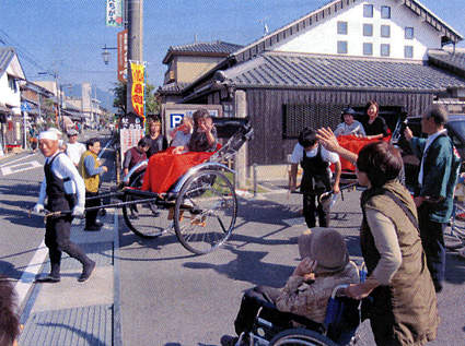 まちは「昭和レトロ」に 歴史散策と桟敷窓アート