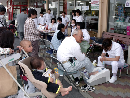 蒲生病院　看護の日イベント 医師や看護師らが健康チェック