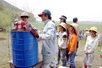 ＮＰＯが育てた菜の花畑ではちみつ採取を体験