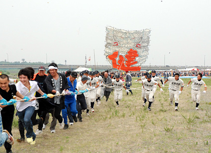 100畳敷大凧に願い札貼り 被災地へ復興のメッセージ