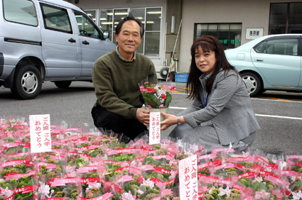 今年も36校・園に１６８鉢 入学・入園の花鉢贈る