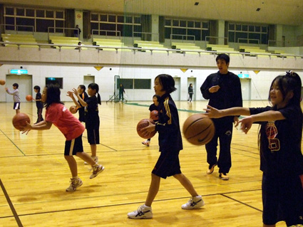 「バスケスクール東近江校」プロ選手に基礎から教わる！