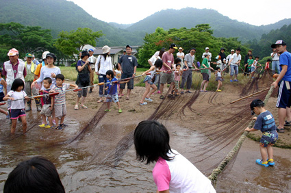 琵琶湖の環境にふれる 親子で地引網体験