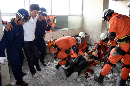 大地震で建物崩壊、がれきの下に人 警察・消防・企業が合同訓練