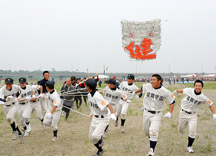 八日市大凧まつり 相次ぐ竹骨破損、気まぐれな微風の中