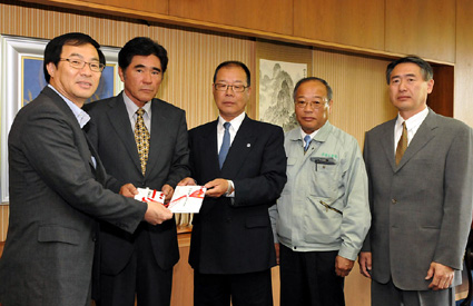 大凧まつりに60万円寄付