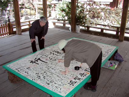 東日本大震災の被災地に届ける 絵馬「祈・復興」に寄せ書き