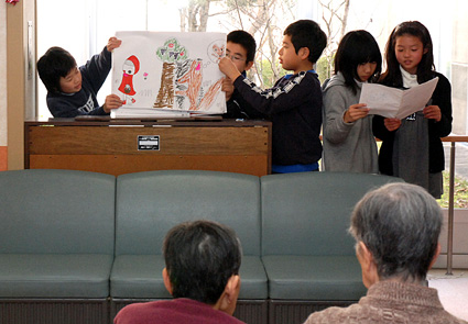 また来てね、元気でね 老人ホーム訪問