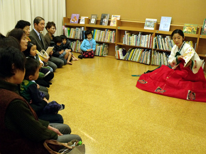 蒲生図書館　初の試み 韓国語での読み聞かせ
