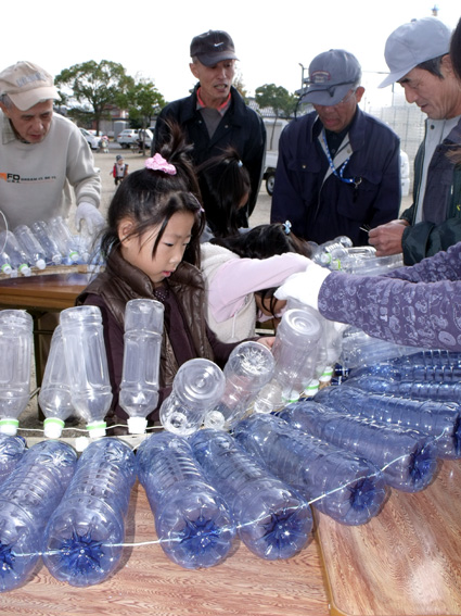 夜空に輝くペットボトルイルミネーション