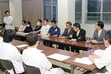 滋賀病院医師と西澤市長が中核病院計画について懇談