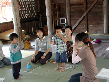 愛荘町シルバー人材センター催す 豊満神社でリトミック広場