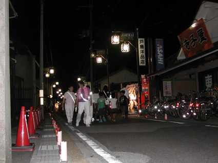 キャンドルスタンドが街道を彩る 中山道 愛知川　幻想的な光の帯