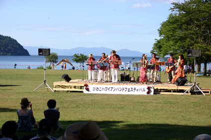 びわこハワイアンフェスティバル 演奏と踊りでムード満喫