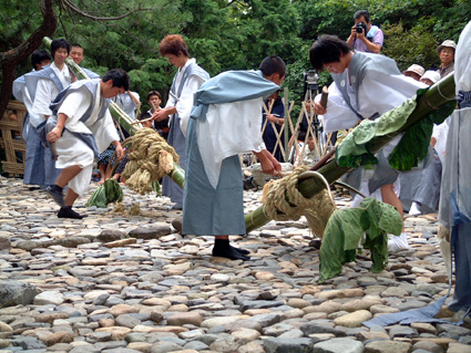 豊作・不作占う「芋競べ祭り」