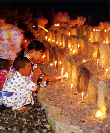 幽幻の世界ヘと誘い込む 引接寺の万燈供養