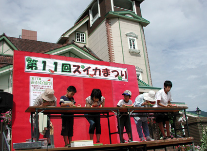 早食い競争や目方当てクイズなど あいとうスイカ即売会にぎわう